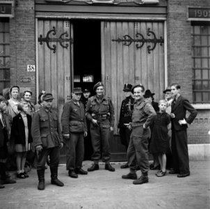 Twee leden van de Prinses Irene Brigade met links twee gevangengenomen Duitse mi, Bestanddeelnr 900-2938