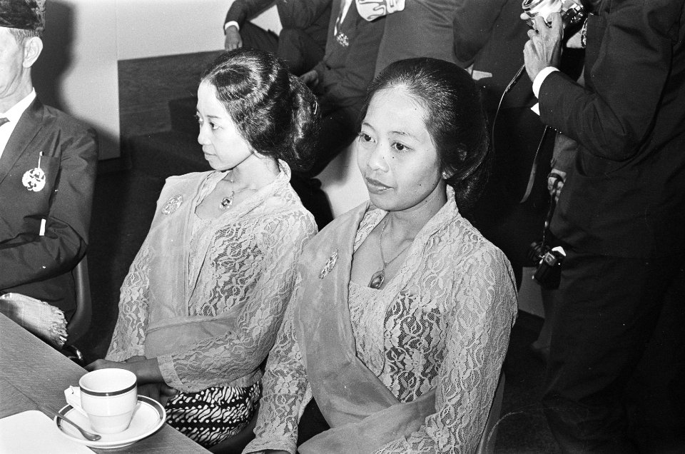 Twee leden van de dansgroep, prinses Dra Sri Koes Wardjanti (l) en prinses Dra …, Bestanddeelnr 924-3980