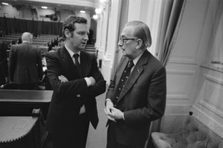 Tweede Kamer , debat enquetecommissie RSV Dees (l) in gesprek met Joekes (r), Bestanddeelnr 933-2301