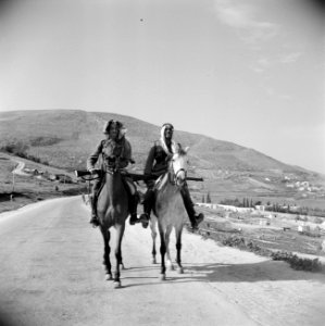 Twee leden van het Arab Legion op patrouille te paard, Bestanddeelnr 255-5112