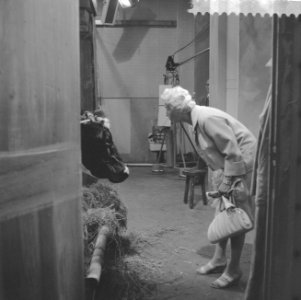 TVspel Claudia, Dora Paulsen bij de koe, Bestanddeelnr 910-5734