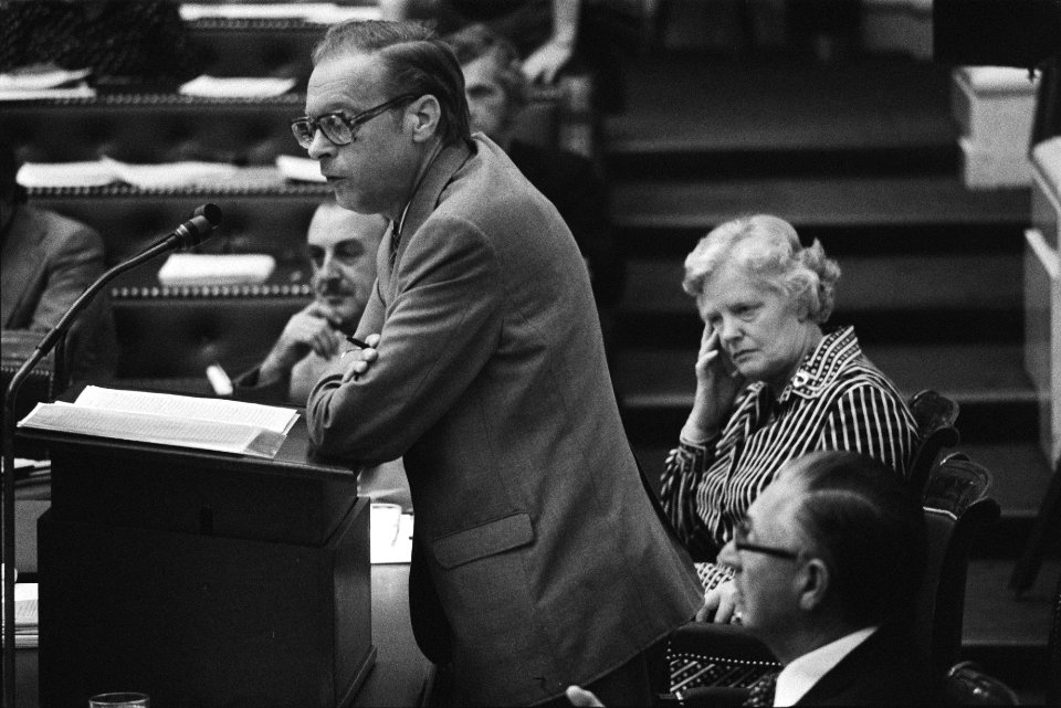 Tweede Kamer abortuswetsontwerpen, Roethof (PVDA) aan h woord, Geurtsen (VVD) , Bestanddeelnr 928-7861