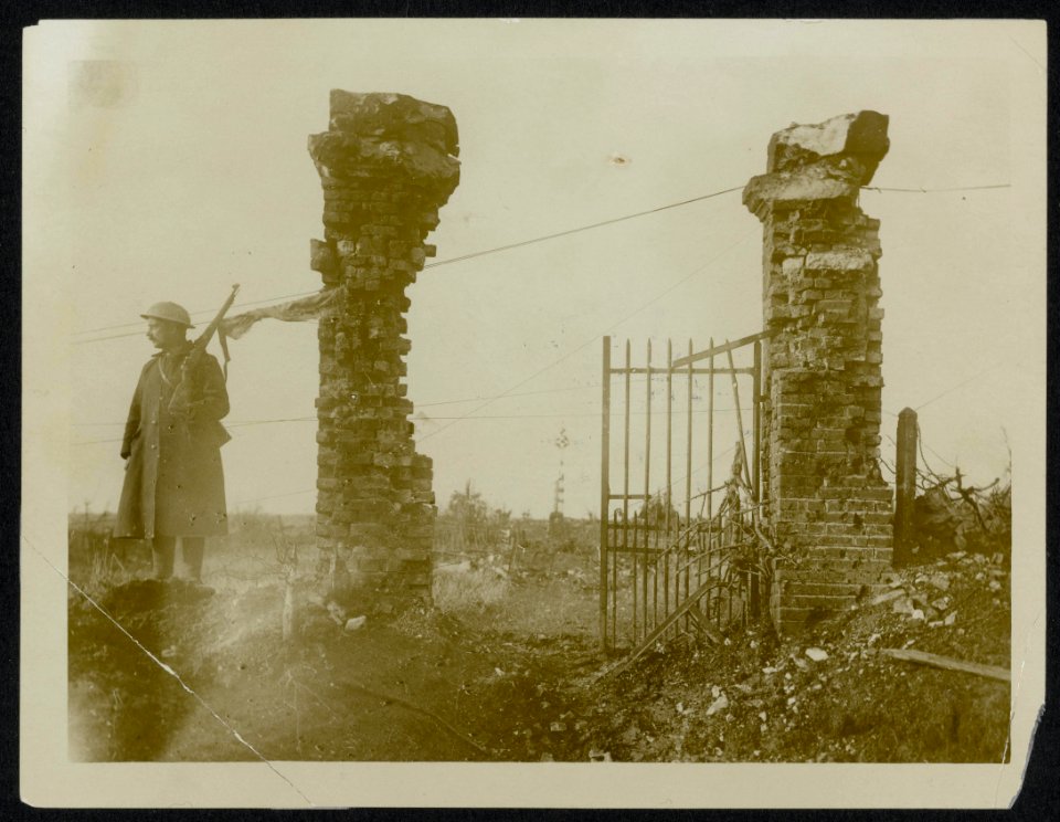 The village churchyard gate in Northern France, Bestanddeelnr 158-0381