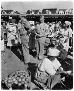 Twee Amerikaanse officeren op een markt in Paramaribo, Bestanddeelnr 935-1348