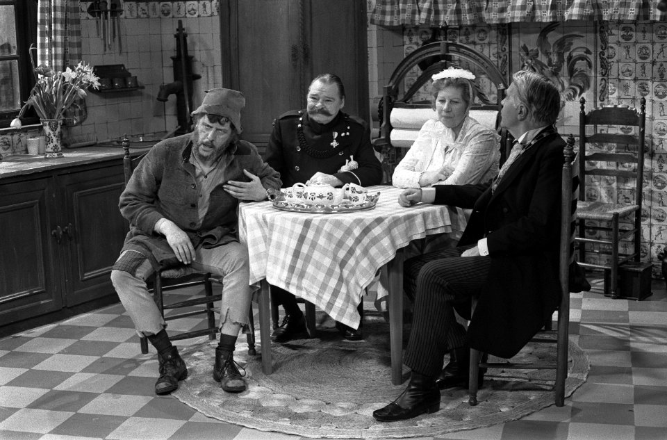 TV-serie Swiebertje, (nr. 5) v.l.n.r. Swiebertje (Joop Doderer), Bromsnor (Lou …, Bestanddeelnr 927-1025