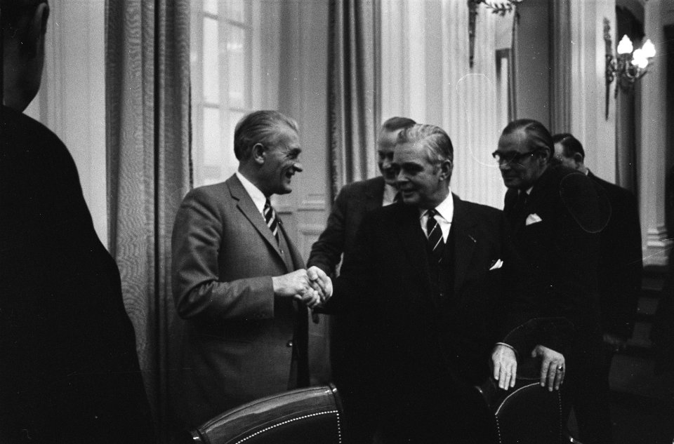 Tweede Kamer akkoord met gewijzigde loonmaatregel 1971 Luns en Schmelzer felici, Bestanddeelnr 924-1015