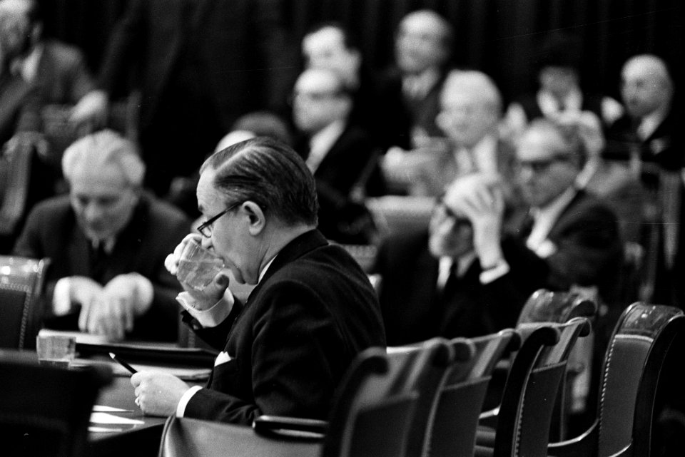 Tweede Kamer . Regeringsverklaring over aftreden minister de Block . 16.17 De Jo, Bestanddeelnr 923-1924