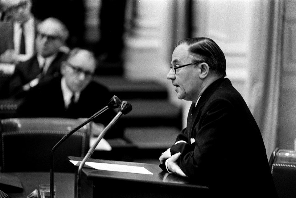 Tweede Kamer . Regeringsverklaring over aftreden minister de Block . 15a Den Uyl, Bestanddeelnr 923-1926