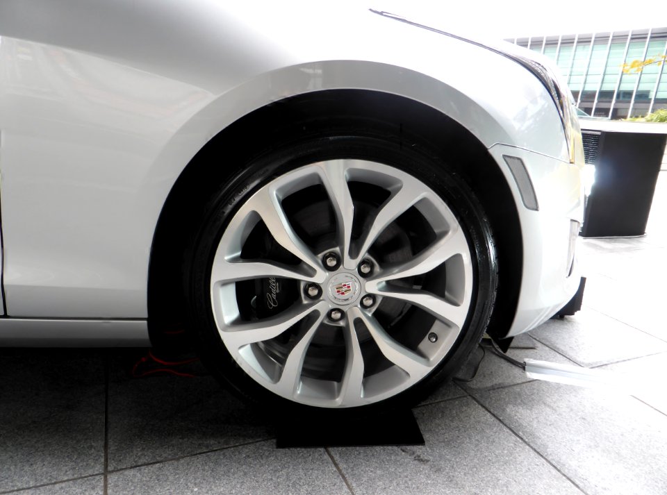 The tire wheel of Cadillac ATS Performance (ABA-A1SL)