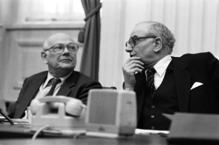 Tweede Kamer . Debat over uitblijven voorjaarsnota 1982. Den Uyl en Van der Stee, Bestanddeelnr 932-0508