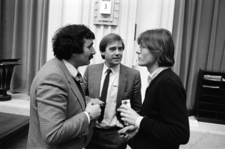 Tweede Kamer . Begroting Defensie, begroting CRM. H. van der Bergh (l.) in gespr, Bestanddeelnr 931-9515