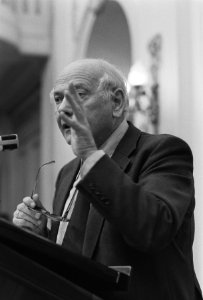 Tweede Kamer , debat over levering duikboten aan Taiwan, Den Uyl achter de interruptie-microfoon (kop), Bestanddeelnr 931-3460