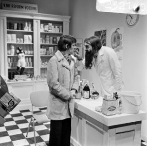 TV-programma van VARA Hadimassa. Kees van Kooten (links) en Wim de Bie in scen, Bestanddeelnr 923-2140
