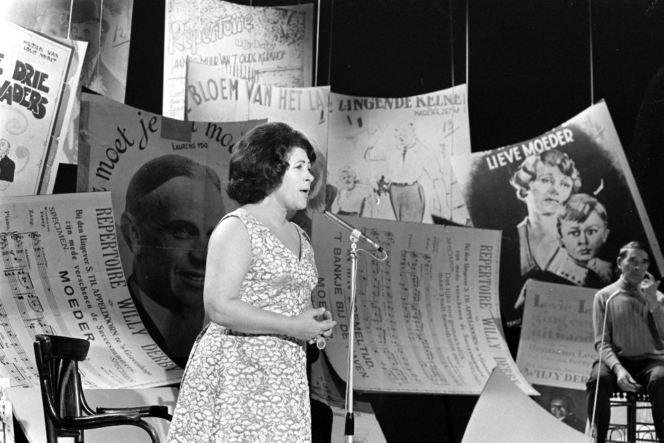TV-programma van liedjes, die Willy Derby zong. Nummers 8.9.11 Zangeres zonder N, Bestanddeelnr 922-9241