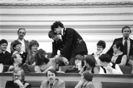 Tweede Kamer . Stemmingen o.a. Amelisweerd en munitie transport. Vanaf publieke , Bestanddeelnr 932-0306