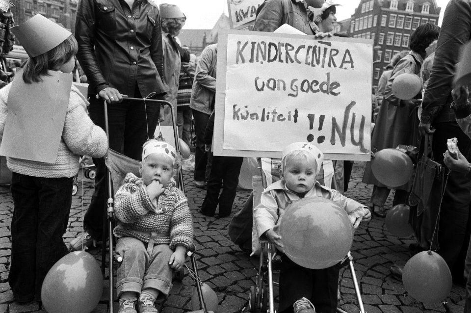 Twee jonge demonstrantjes met een spandoek Kindercentra van goede kwaliteit , Bestanddeelnr 930-4595