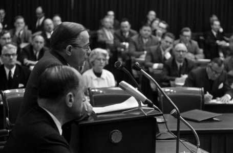 Tweede Kamer , situatie Midden-Oosten, Premier De Jong tijdens regeringsverklari, Bestanddeelnr 920-3871