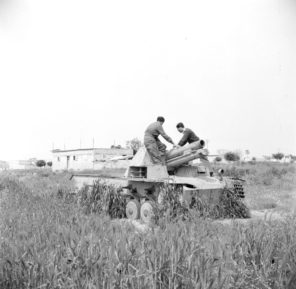 Twee Israeli's op een op het Egyptische leger buitgemaakte tank, Bestanddeelnr 255-0102