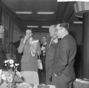 Twee heren en een dame tijdens de borrel, Bestanddeelnr 918-4759
