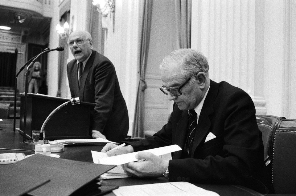 Tweede Kamer . Debat over uitblijven voorjaarsnota 1982. Den Uyl (staand) aan he, Bestanddeelnr 932-0509