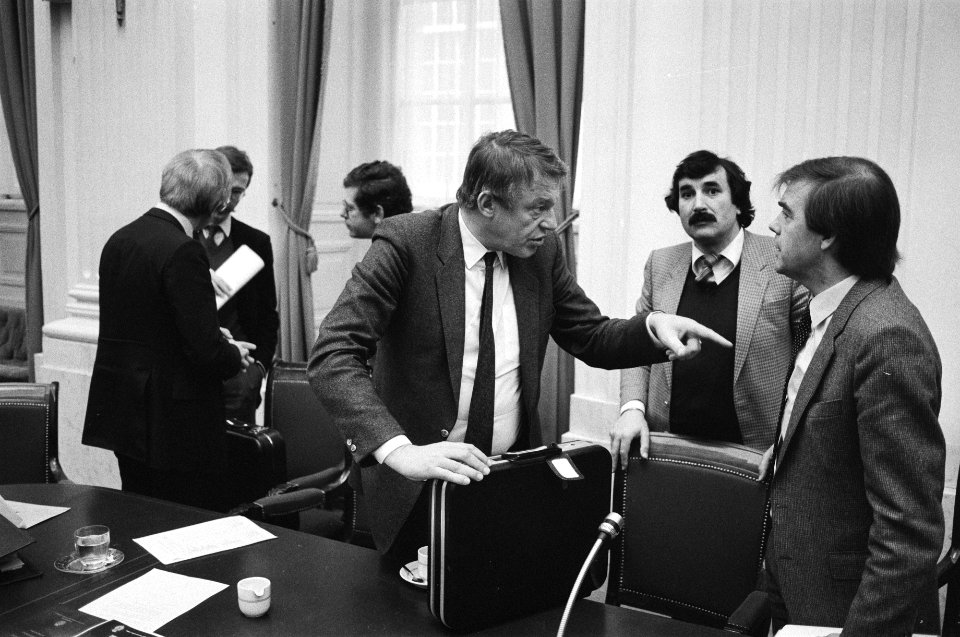Tweede Kamer . Begroting Defensie, begroting CRM. Minister Van Mierlo met Frinki, Bestanddeelnr 931-9505