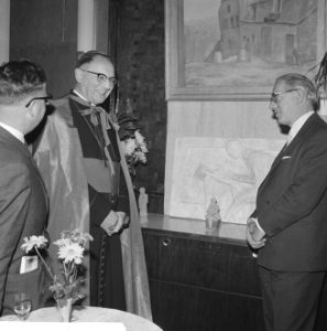 Twaalfde Lustrum KNJK in Amsterdam, de heer Van der Plym (links), mgr Hendrikx , Bestanddeelnr 914-5020