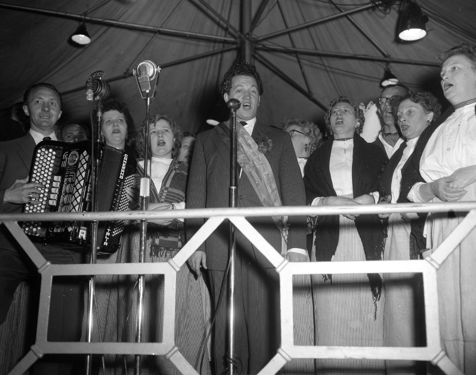 Twaalfenhalf jarig huwelijksfeest Johny Jordaan, Bestanddeelnr 907-7185
