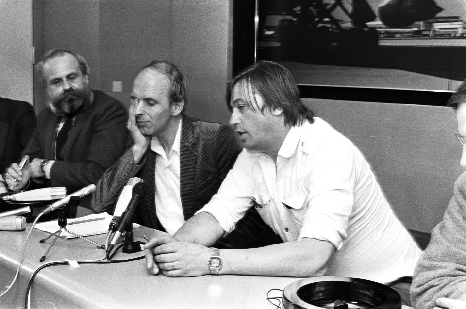 Twee journalisten terug uit El Salvador op Schiphol. Hans van Gerven (IKON) en R, Bestanddeelnr 932-0549