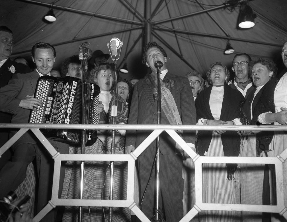 Twaalfenhalf jarig huwelijksfeest Johny Jordaan, Bestanddeelnr 907-7190