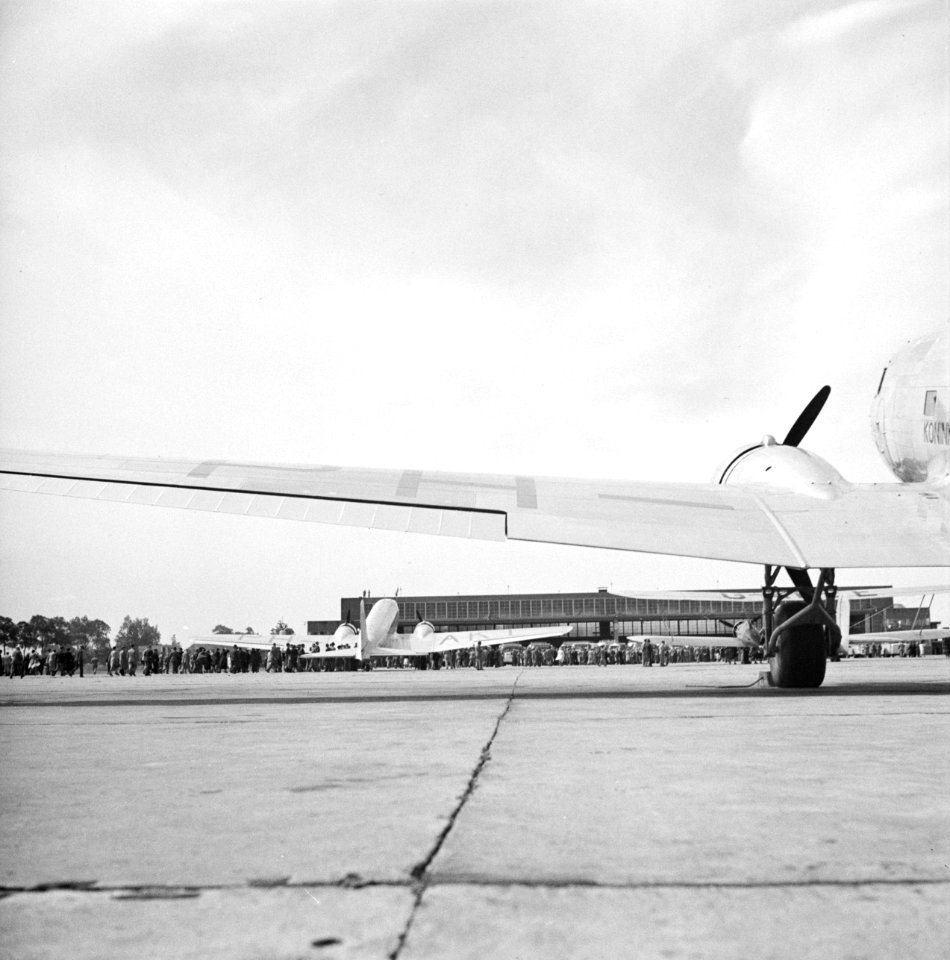 Twee geparkeerde Douglas DC-3's voor de grote hangar op de luchthaven Schiphol, Bestanddeelnr 254-2418