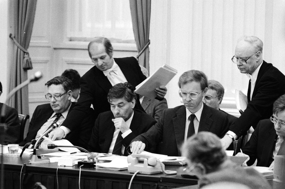 Tweede Kamer algemene beschouwingen bodes deponeren de op papier gezette moti, Bestanddeelnr 933-1085