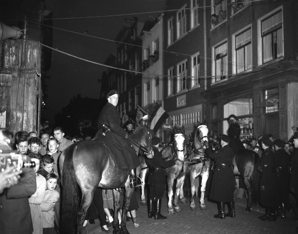 Twaalfenhalf jarig huwelijksfeest Johny Jordaan, Bestanddeelnr 907-7193