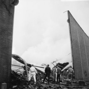 Twee loodsen van de Rotterdamse veiling geheel uitgebrand, Bestanddeelnr 919-2679