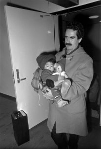 Twee Koreaanse kinderen arriveren op Schiphol de heer Dekker (links) met Young J, Bestanddeelnr 922-0626