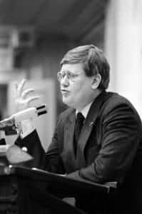 Tweede Kamer . Debat over uitblijven voorjaarsnota 1982. Wiegel tijdens zijn bet, Bestanddeelnr 932-0505