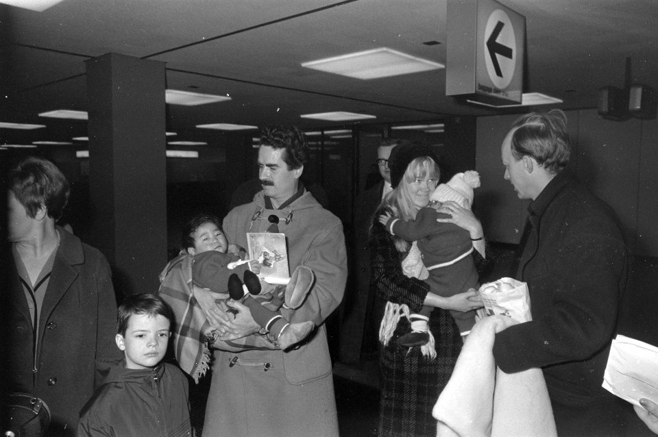 Twee Koreaanse kinderen arriveren op Schiphol de heer Dekker (links) met Young J, Bestanddeelnr 922-0625