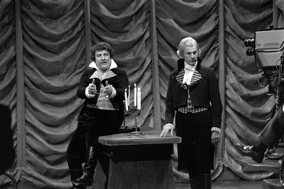 TV-spel De dood van Danton van Georg Buchner . Links Danton, rechts Robespierr, Bestanddeelnr 923-3589
