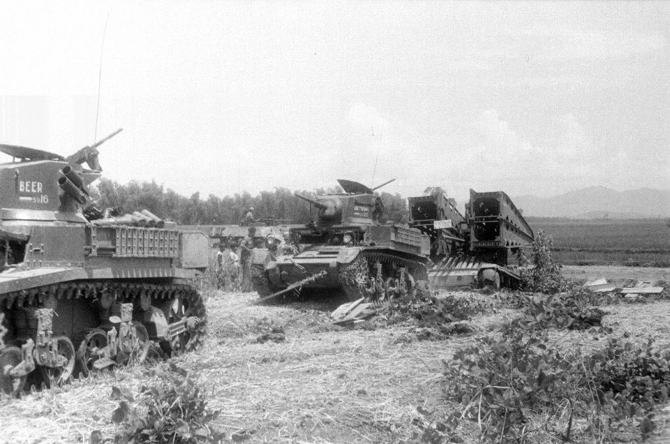 Twee M3 Stuart tanks zijn met een kabel verbonden, voorop een brugleggende tank, Bestanddeelnr 254