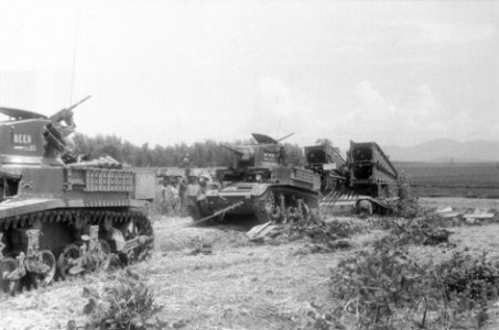 Twee M3 Stuart tanks zijn met een kabel verbonden, voorop een brugleggende tank, Bestanddeelnr 254