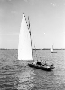 Twee mannen, twee vrouwen en kind varend in zeilboot, Bestanddeelnr 191-0160