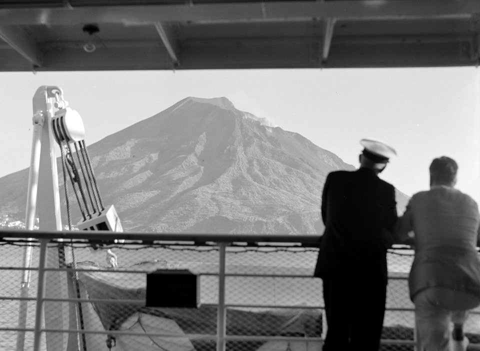 Twee mannen aan de railing kijken naar de vulkaan de Stromboli, Bestanddeelnr 191-0290