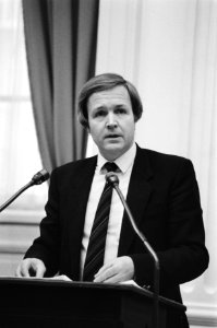 Tweede Kamer . O.a. Economische Zaken . Terlouw (l.) tijdens zijn antwoord, Bestanddeelnr 932-0010