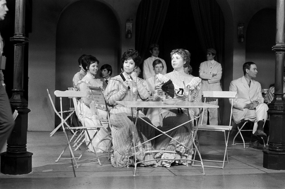 TV-spel De Stille Kracht (AVRO), Cisca Triezenberg (l) en Ingeborg Elzevier, Bestanddeelnr 926-1361