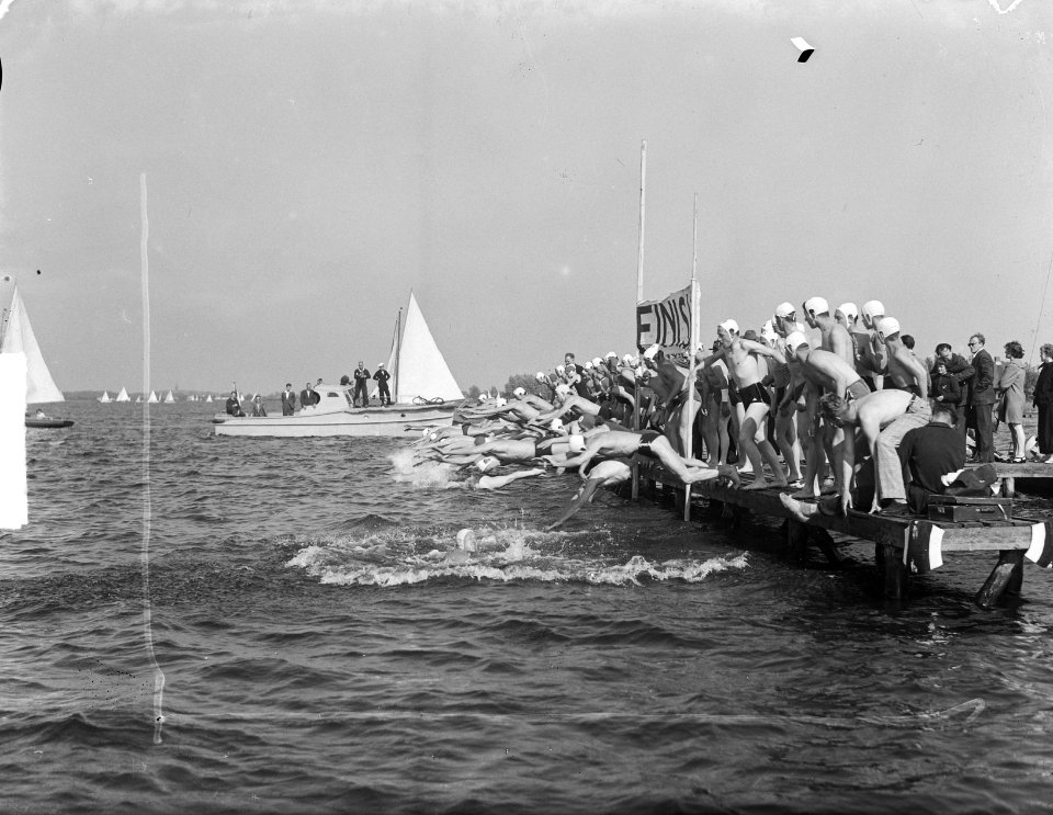 Twee kilometer zwemwedstrijd te Nieuw-Loosdrecht start, Bestanddeelnr 904-0098
