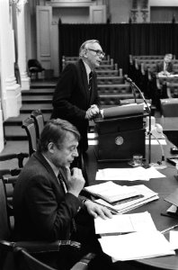 Tweede Kamer . O.a. Economische Zaken . Van Mierlo (zittend) en Van der Stoel (s, Bestanddeelnr 932-0011