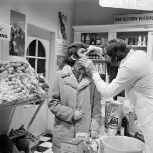 TV-programma van VARA Hadimassa. Kees van Kooten (links) en Wim de Bie in scen, Bestanddeelnr 923-2142