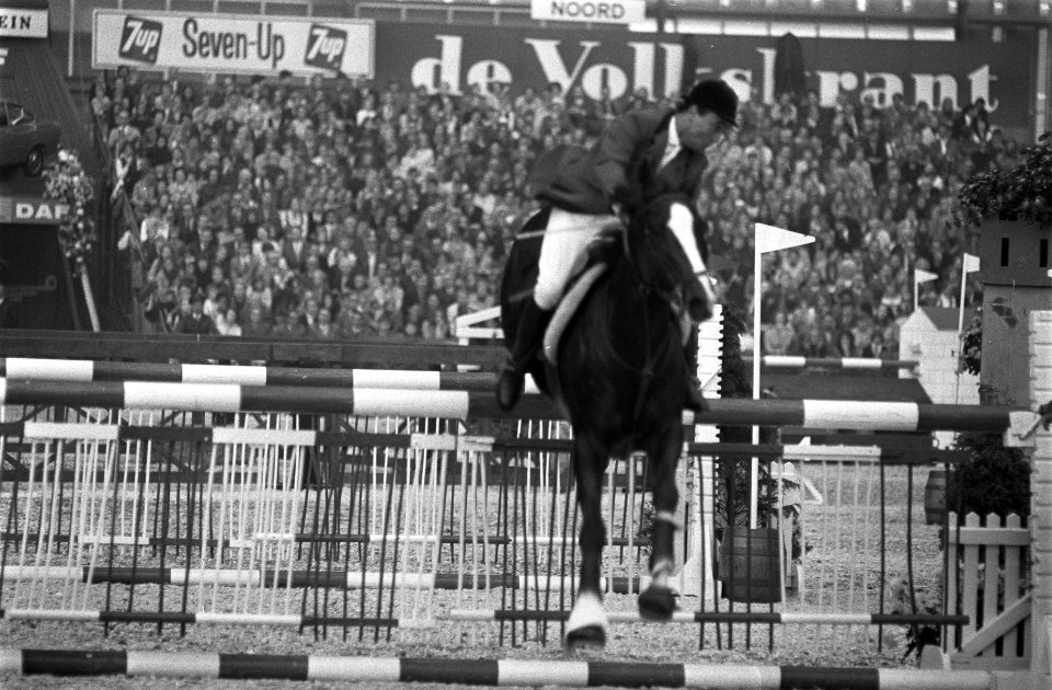 Twaalfde Internationaal Concours Hippique Jumping Adam RAI Amsterdam. Pessoa met, Bestanddeelnr 922-9037