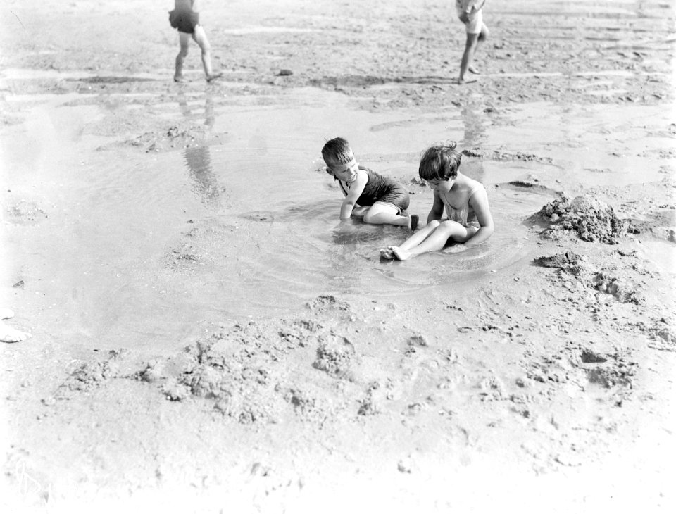 Twee kinderen op het strand in Scheveningen, Bestanddeelnr 252-1438