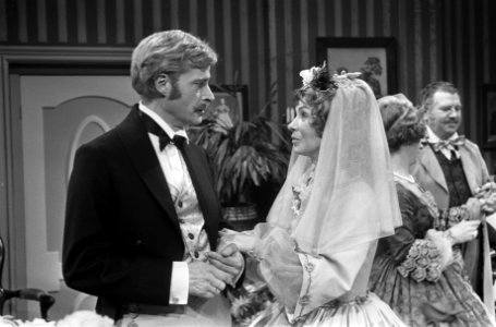 TV-serie van KRO De klop op de deur van boek van Ina Boudier Bakker, Bestanddeelnr 923-2038