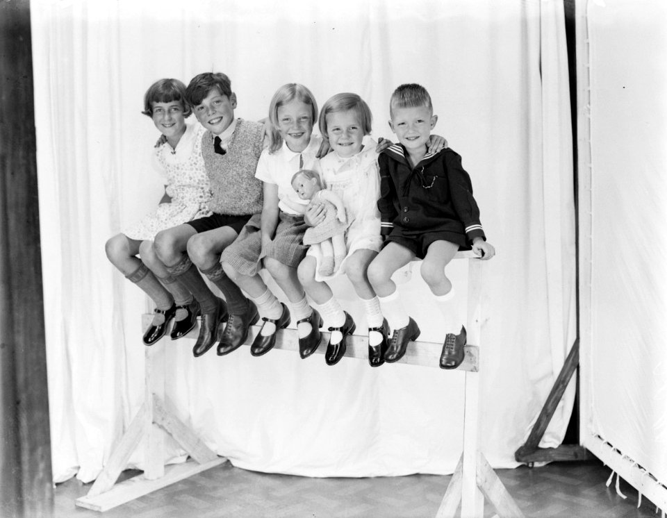 Twee jongens en drie meisjes op een hoge bank (Links Willy, daarnaast Jules van , Bestanddeelnr 252-0848